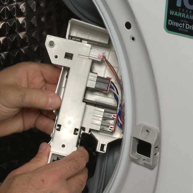 Не блокируется дверца в стиральной машине electrolux – причины