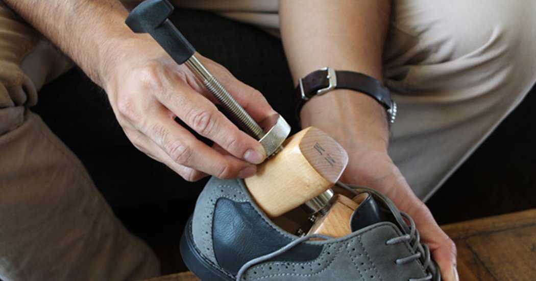 Как растянуть обувь в домашних условиях в зависимости от материала, способы и применяемые средства