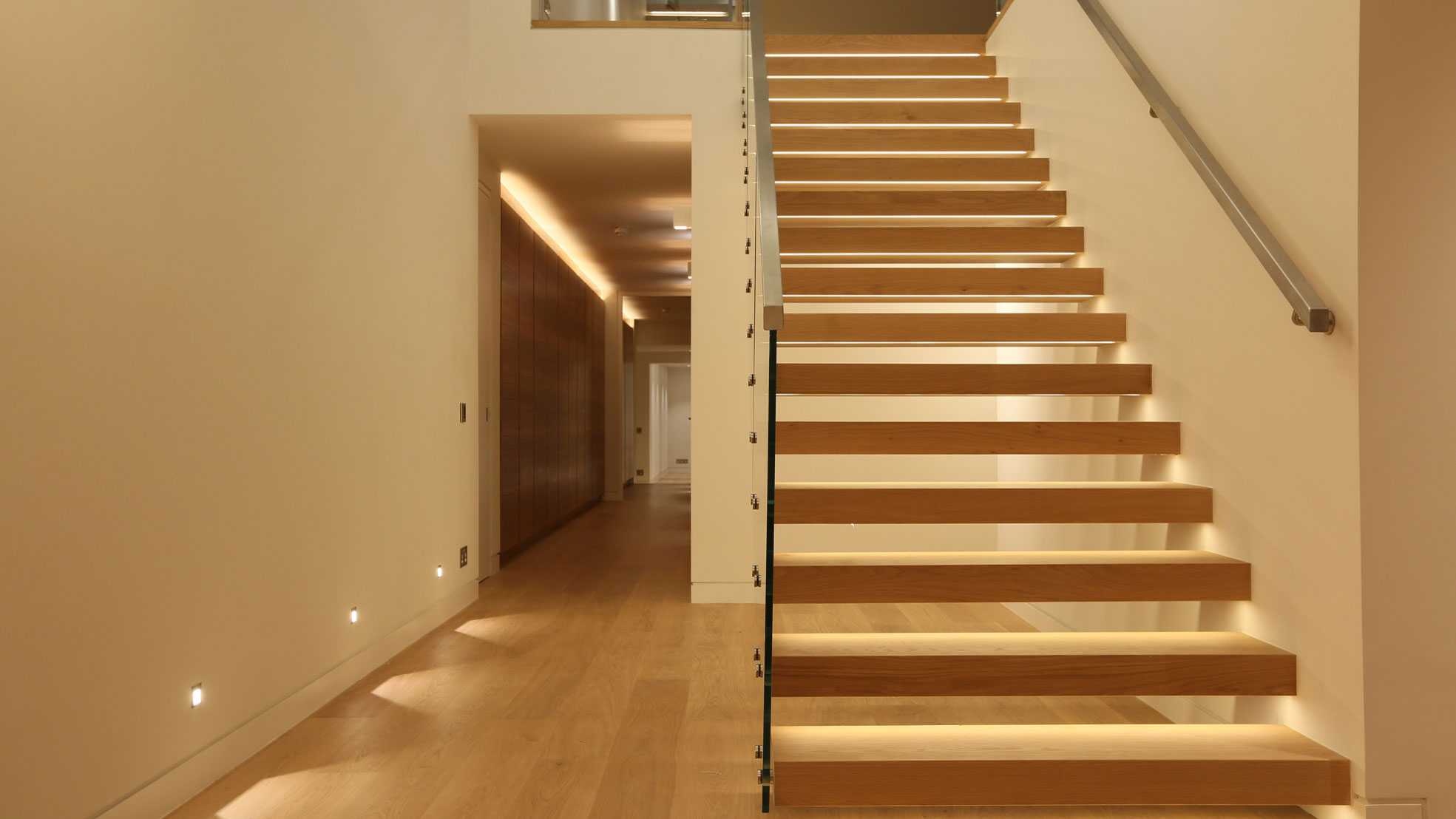 Подсветка лестницы в доме: реальные фото и примеры освещения