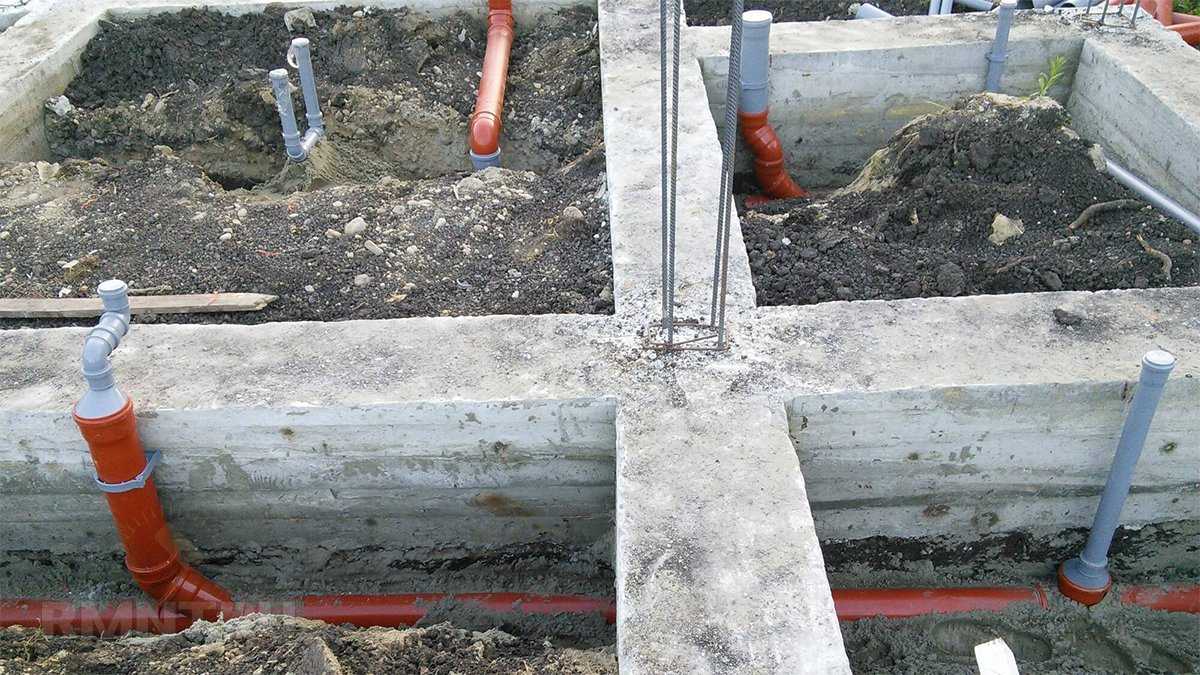 Вывод канализации из дома под разными типами фундамента