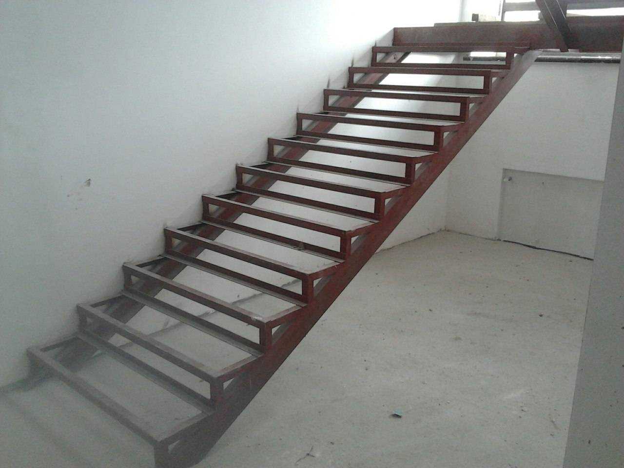 Обшивка лестницы на металлокаркасе: особенности, выбор материала, монтаж. как обшить лестницу на металлокаркасе