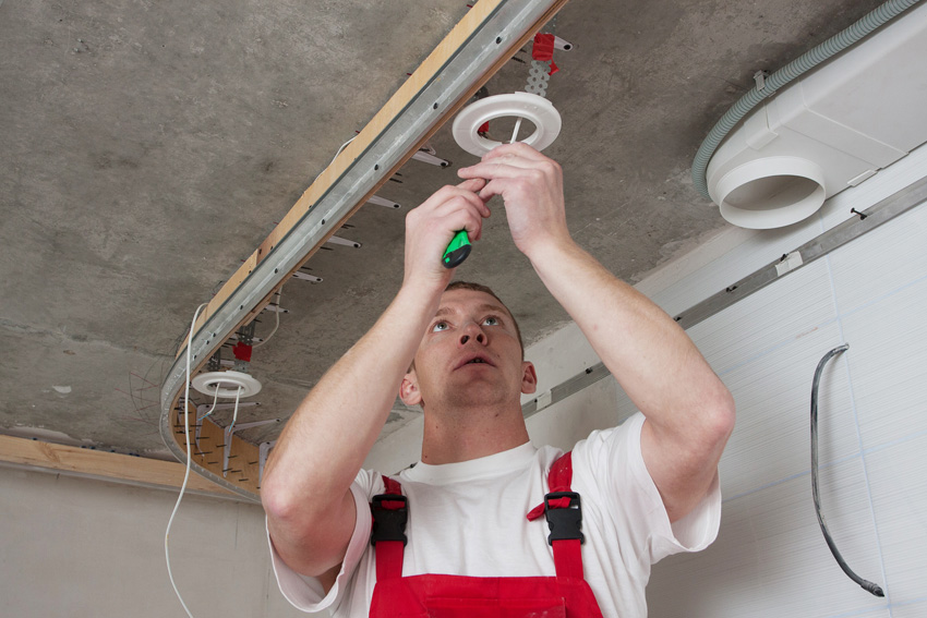 Как правильно установить светильники в натяжной потолок своими руками? пошаговая инструкция монтажа - все об электрике от экспертов