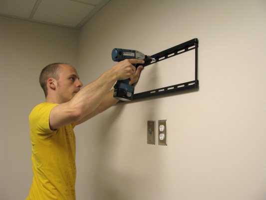 Как закрепить телевизор на стене из гипсокартона: несколько способов монтажа