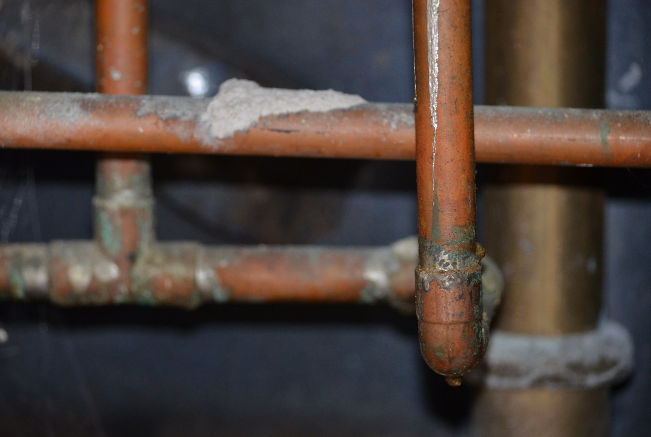 Почему гудят водопроводные трубы в квартире при закрытых кранах, при включении крана