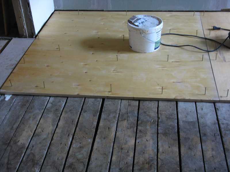  приклеить фанеру к бетонному полу: клей для укладки на стяжку