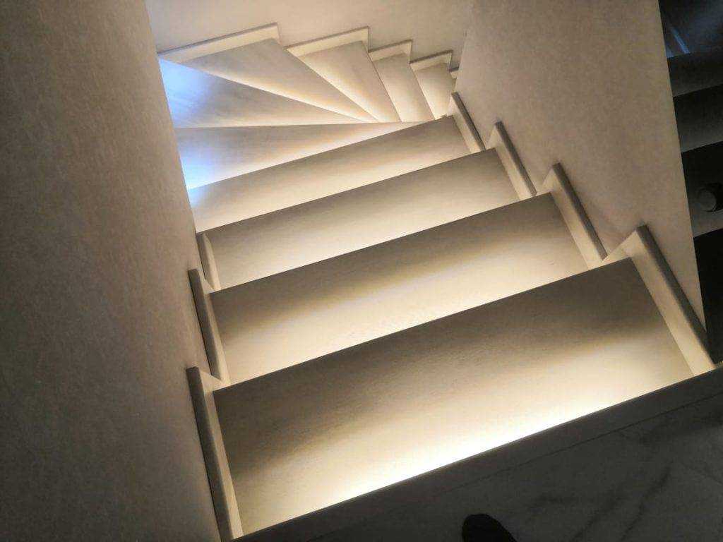 Люстры длинные для лестниц: использование в интерьере