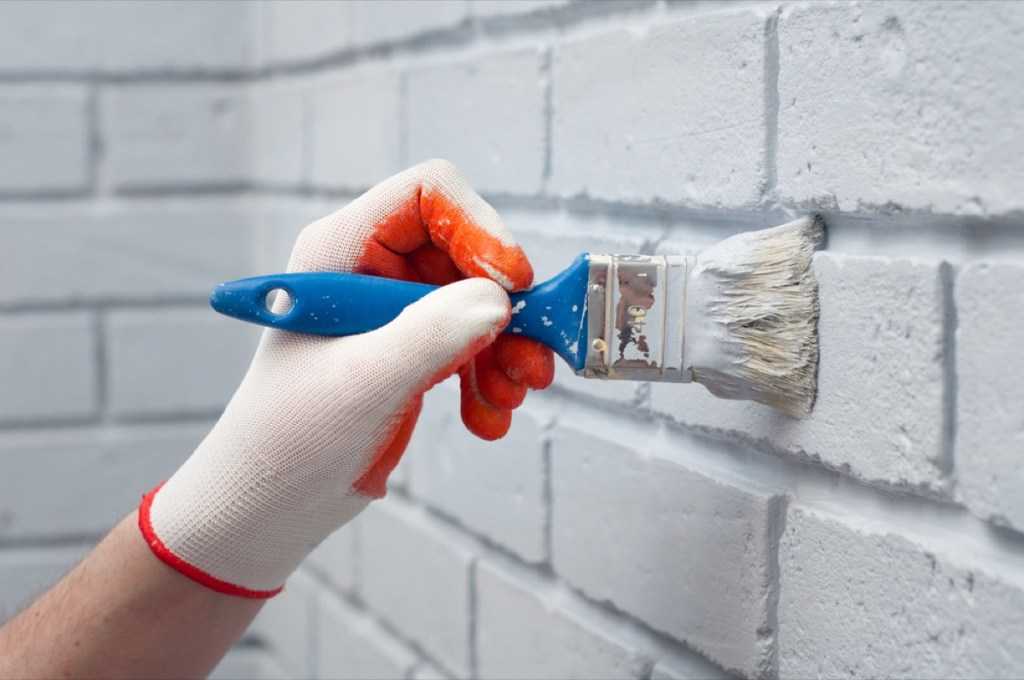 Покраска кирпичной стены в интерьере своими руками: варианты, технология