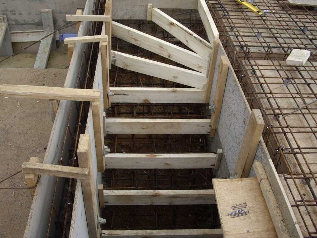Сборные железобетонные лестницы и конструкция по металлическим косоурам: размеры, монтаж двумя способами