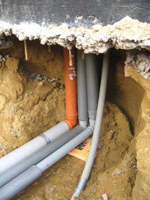 Водопроводные и канализационные трубы зарывают. Утепленная труба для водопровода. Прокладка труб водоснабжения в земле. Теплоизоляция для труб водоснабжения в земле. Трубы для водопровода в частном доме.