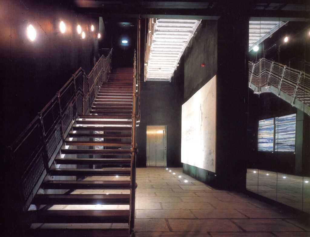 Освещение лестницы на второй этаж в частном доме, подсветка на ступенях, светильник над лестницей