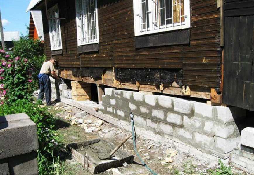 Как укрепить фундамент кирпичного дома своими руками?
