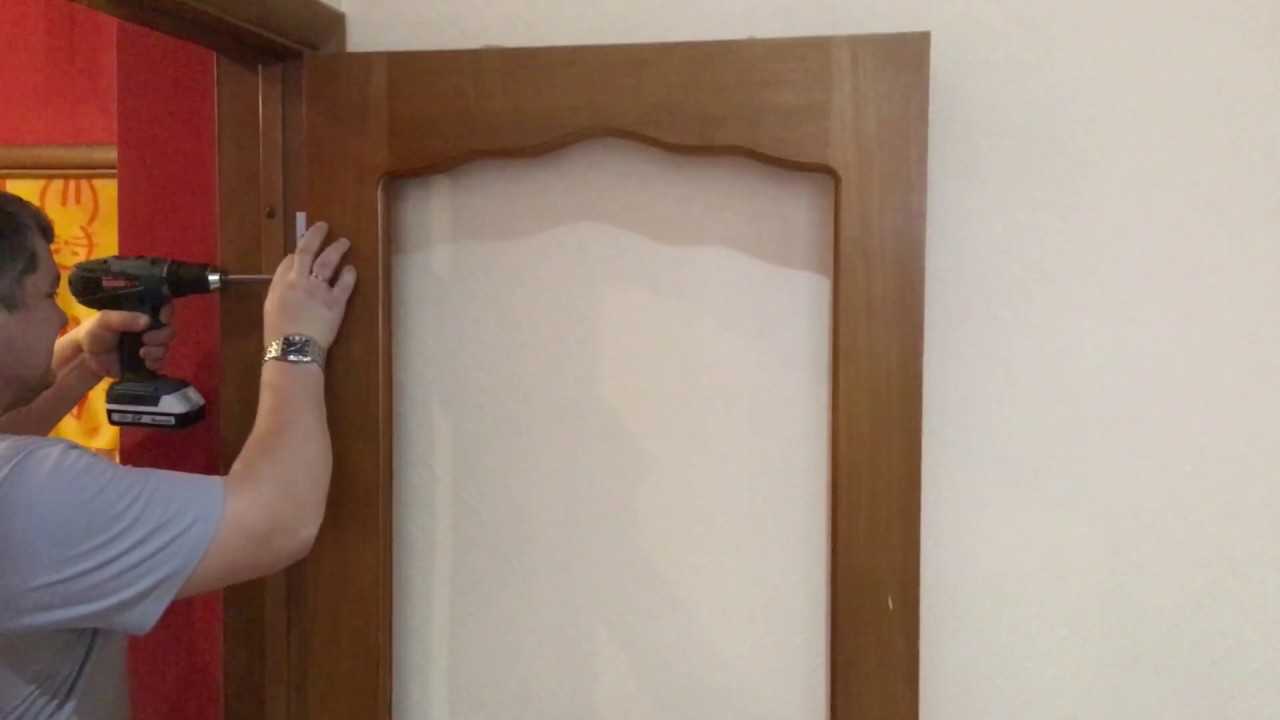 Замена стекла в межкомнатной двери: как вставить вместо разбитого и поменять, установка своими руками видео