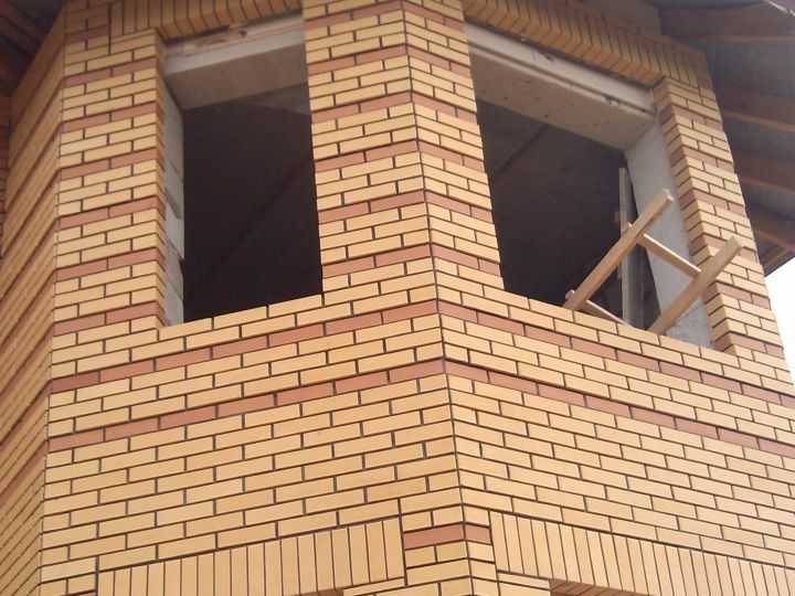 Обрамление окон кирпичом на фасаде дома - строим сами