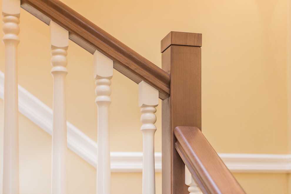 Столбы для лестницы деревянные: особенности изготовления